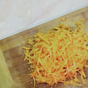 1. Этап. Курица в томатном соусе с оливками: Морковь натереть на крупной терке.