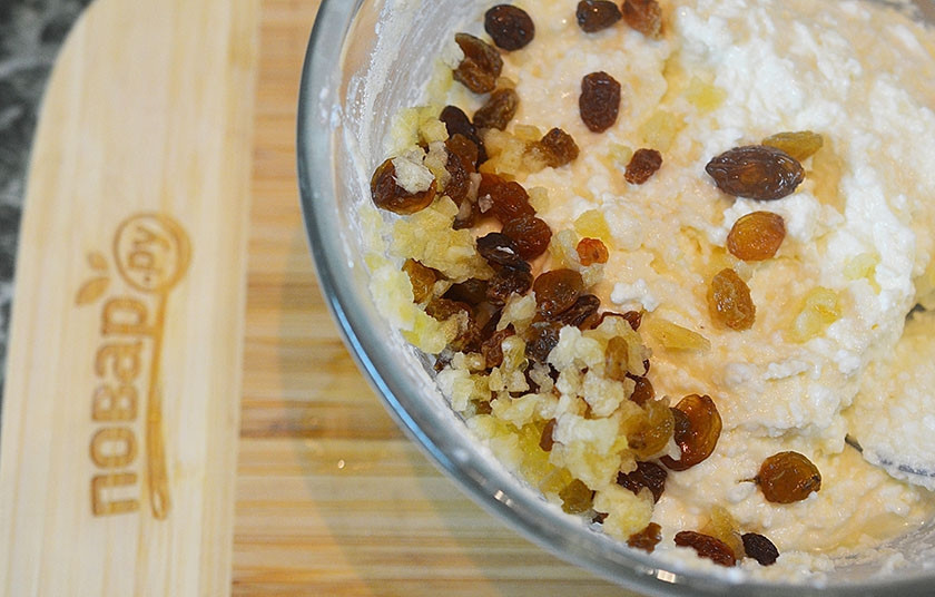 1. Этап. Творожный кекс с яйцами: 4. Затем изюм.