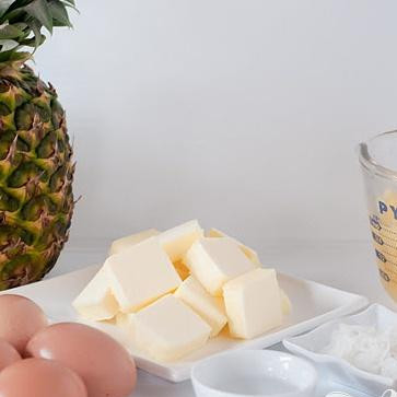 1. Этап. Капкейки Пина колада: 1. Разогреть духовку до 160 градусов. Выстелить форму бумажными вкладышами. Взбить яйцо и яичные белки вместе в миске. Добавить измельченный ананас и ром, взбить. В большой миске смешать муку, сахар, разрыхлитель и соль. Добавить нарезанное сливочное масло и взбивать до тех пор, пока смесь не будет напоминать мокрый песок. Постепенно добавить 1 стакан яичной смеси в муку и взбить на низкой скорости. Увеличить скорость до средней и взбивать до однородности. Снизить скорость и медленно добавить оставшуюся яичную смесь. Взбивать миксером на средней скорости в течение еще 30 секунд.