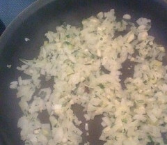 1. Этап. Свекольные котлеты без яиц: 2. Лук мелко нарезаем и обжариваем на растительном масле.