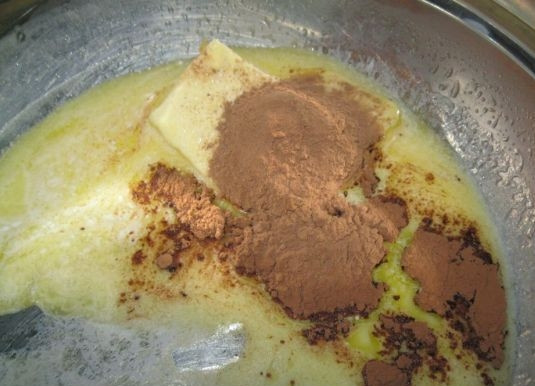 1. Этап. Торт с печеньем и творогом: 8. Растопите сливочное масло, к нему добавьте какао и перемешайте хорошенько, затем отставьте в сторону на 15-20 минут.