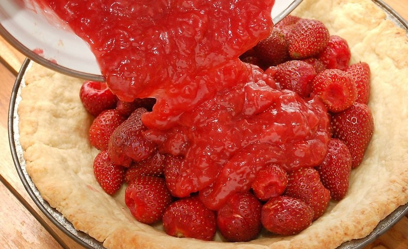 1. Этап. Пирог с клубникой: 11. Остывшуюся массу вылейте в форму поверх ягод клубники.