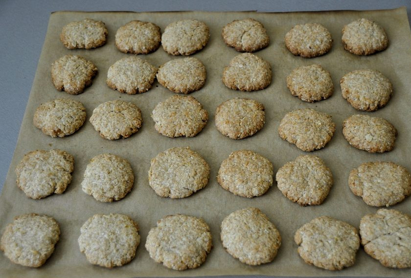 1. Этап. Печенье Анзак: Выпекайте печенье при температуре 180 градусов около 10 минут, следите за готовностью. Дайте готовому печенью полностью остыть на листе для выпечки.