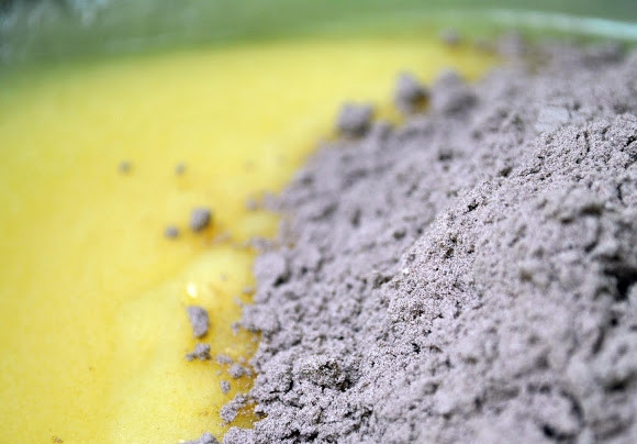 1. Этап. Мокрый торт: Треть сыпучей смеси отправьте в чашу блендера к майонезной, а также влейте треть воды. Взбейте блендером.