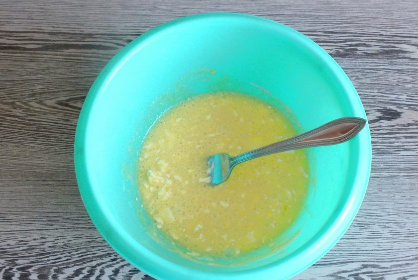 1. Этап. Тарталетки с орехами и карамелью: Взбейте массу вилкой, чтобы продукты слегка объединились.