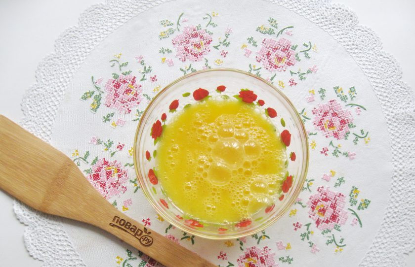 1. Этап. Чыхыртма с курицей: Немного посолите и взбейте, как на омлет.