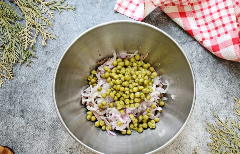 1. Этап. Салат Венский с языком: Всыпьте консервированный горошек.
