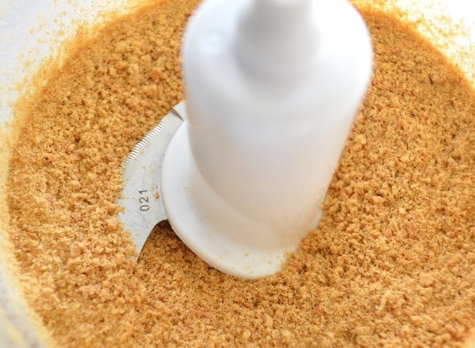 1. Этап. Трюфели из тыквы и сливочного сыра: 1. Измельчите крекеры в мелкую крошку с помощью блендера или вручную с помощью скалки.