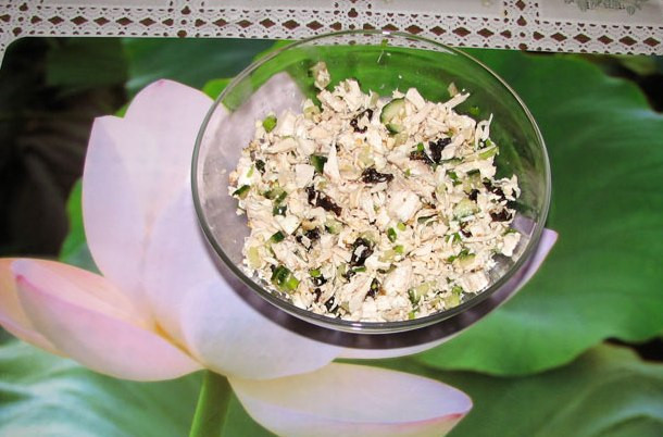 1. Этап. Салат Женский каприз: Смешать в салатнике нарезанные грудку, огурец, белки, чернослив и лук. Добавить половину грецких орехов и соль по вкусу. Заправить салат майонезом или натуральным йогуртом.