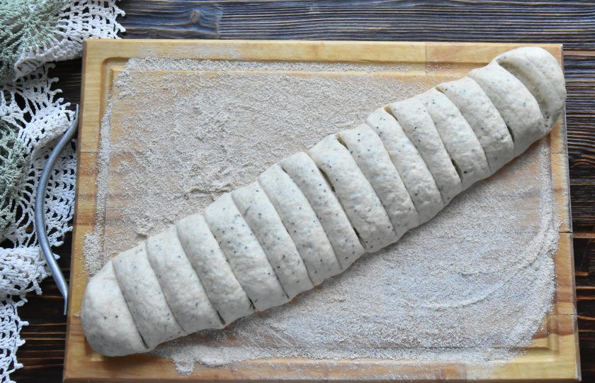 1. Этап. Гриссини на закваске: Выложите тесто на столешницу и продолжите замес теста. Готовое тесто эластичное, мягкое, слегка липкое. Разделите тесто на сегменты, вес каждого кусочка примерно 25 граммов.