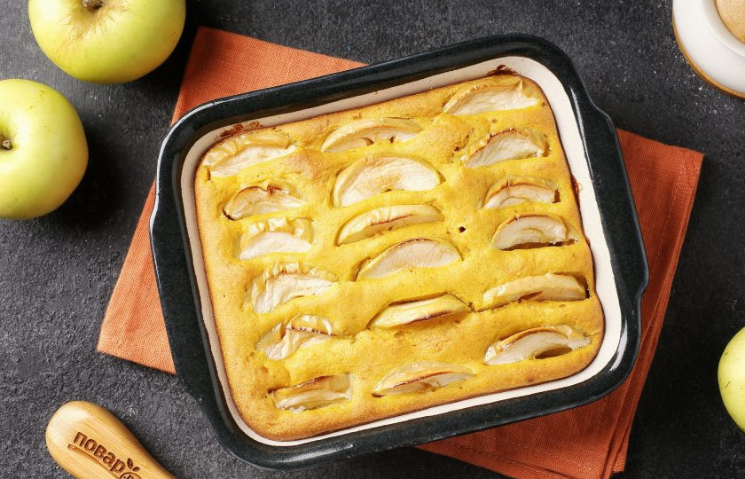 1. Этап. Тыквенный пирог с яблоками: Выпекайте пирог в разогретой до 200 градусов духовке около 30-40 минут. Готовность пирога проверьте зубочисткой. Тесто тянуться не должно, но и с легкостью входить как в бисквит не будет. Также о готовности вам скажет сказочный тыквенный аромат! Остудите пирог, посыпьте сахарной пудрой или полейте медом.