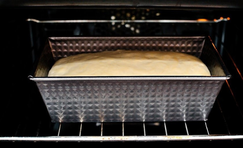 1. Этап. Хрустящий белый хлеб: 14. Поставьте емкость в заранее разогретую до 200 градусов духовку и выпекайте в течение 30 минут.