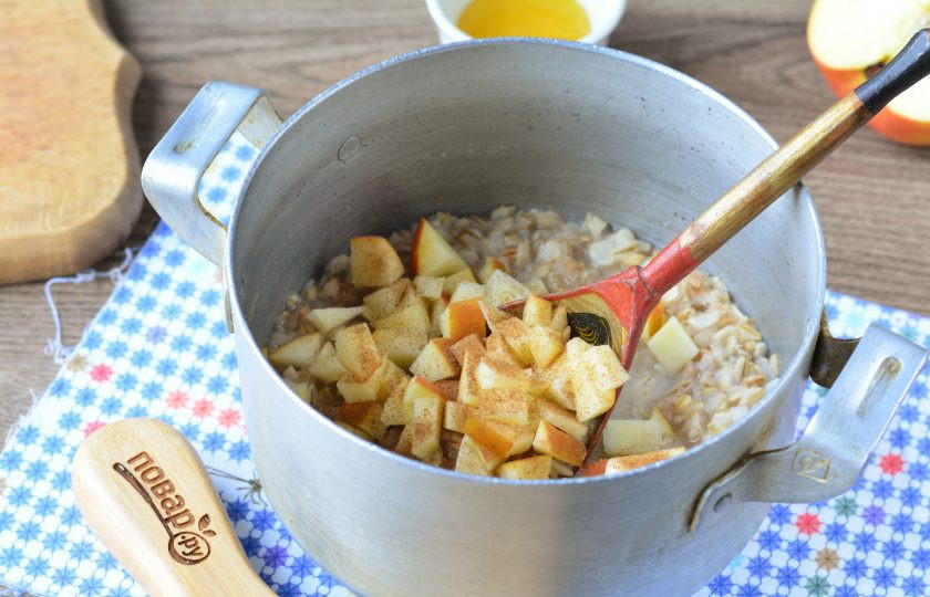 1. Этап. Каша на воде для похудения: Добавьте молотую корицу. Перемешайте и варите кашу еще 2 минуты.