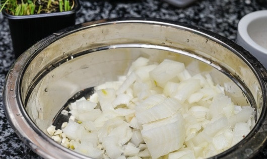 1. Этап. Драники с грибным соусом: 1. Рекомендую начать рецепт приготовления драников с грибным соусом с последнего. Очистите и измельчите лук с чесноком. На сковороде разогрейте небольшое количество растительного масла, отправьте туда лук. Обжарьте его с чесноком до прозрачности.