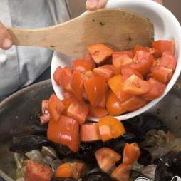 1. Этап. Суп из морепродуктов (Cacciucco alla livornese): Нарезать помидоры кубиками и добавить к морепродуктам. Посолить и поперчить. Убрать в духовку на 30 минут. Суп подавать с тостами смазанными оливковым маслом и тертым чесноком.