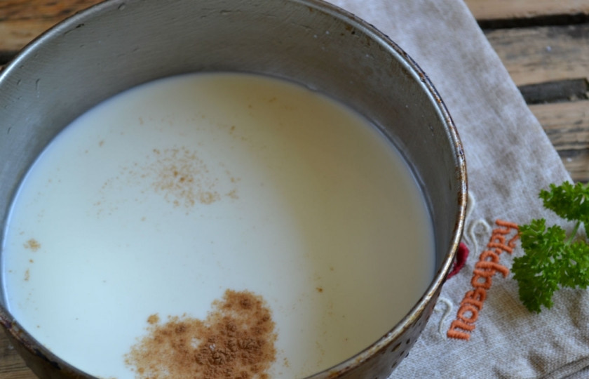 1. Этап. Картошка под соусом Бешамель: Далее приступайте к приготовлению соуса. В глубокой сковороде или сотейнике разогрейте сливочное масло, добавьте к нему муку и поджарьте ее до слегка золотистого цвета. Влейте молоко, добавьте немного молотого мускатного ореха, посолите и уваривайте, постоянно помешивая.