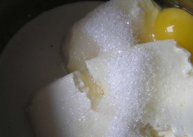 1. Этап. Шоколадный рулет с бананом: В первую очередь приготовим творожную массу для рулета. Выкладываем в миску творог, яйцо, ванильный и обычный сахар, сливки.