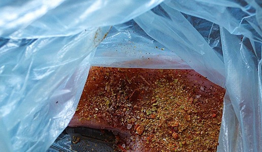 1. Этап. Шашлык-рулет: Стейки обвалять в сухих специях, слегка посолить.