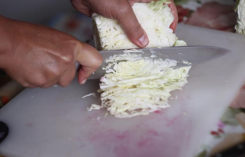 1. Этап. Борщ на бобах: Затем мелко нарубить капусту.