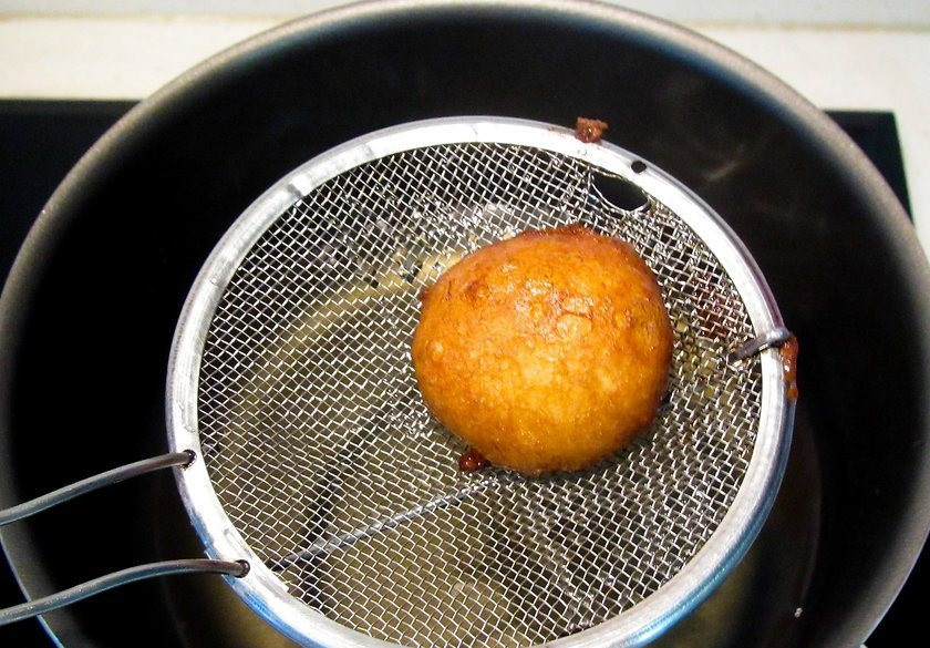 1. Этап. Банановые шарики во фритюре: 5. Избавьте пончики от лишнего масла и промокните бумажным полотенцем.