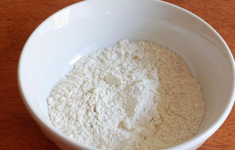 1. Этап. Вкусная говяжья подлива: 1. В миску насыпьте половину стакана муки, добавьте соль и специи по вкусу.