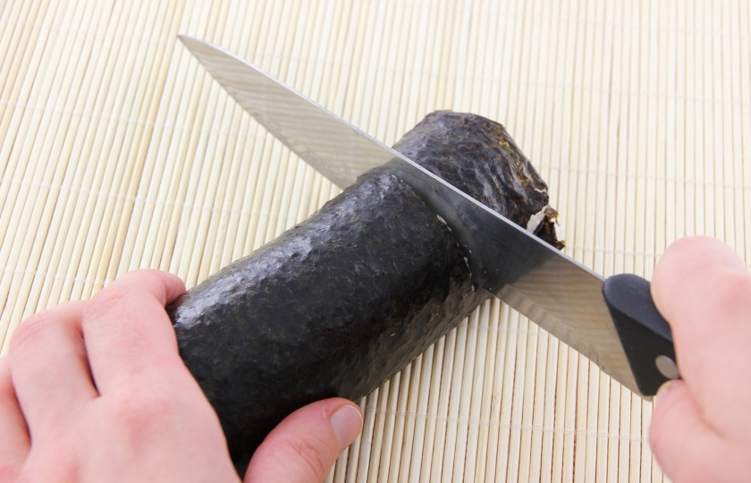 1. Этап. Роллы с консервированным тунцом: Разрежьте его на кусочки одинаковой толщины. Подавайте роллы с консервированным тунцом с имбирём, васаби и соевым соусом.