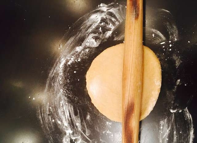 1. Этап. Пельмени по Дюкану: 3. Отдохнувшее тесто разделите на две части, раскатайте их при помощи скалки в пласты толщиной 1-2 мм. Тесто не рвется и хорошо тянется.