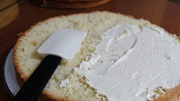 1. Этап. Торт Елизавета: 6. Для приготовления крема необходимо соединить желтки двух яиц с водой и слегка взбить. Добавить сгущенку и отправить на медленный огонь или водяную баню. Крем нужно уварить до загустения. Тем временем взбить сливочное масло. При желании в масло можно добавить ванильный сахар или эссенцию. Соединить уваренный крем с маслом и тщательно взбить. Готовым кремом смазать коржи.