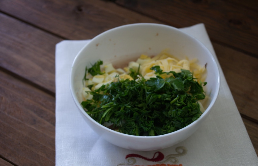 1. Этап. Блины с печенью трески: Для приготовления начинки разомните вилкой печень трески с маслом, в котором она была. Добавьте отварные яйца (2 шт.), тертый на терке сыр и измельченную зелень. Перемешайте. Начинка готова.