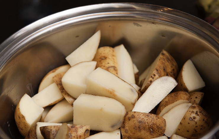 1. Этап. Пастуший пирог: Нарезаем картофель на средние брусочки, заливаем водой и ставим вариться.