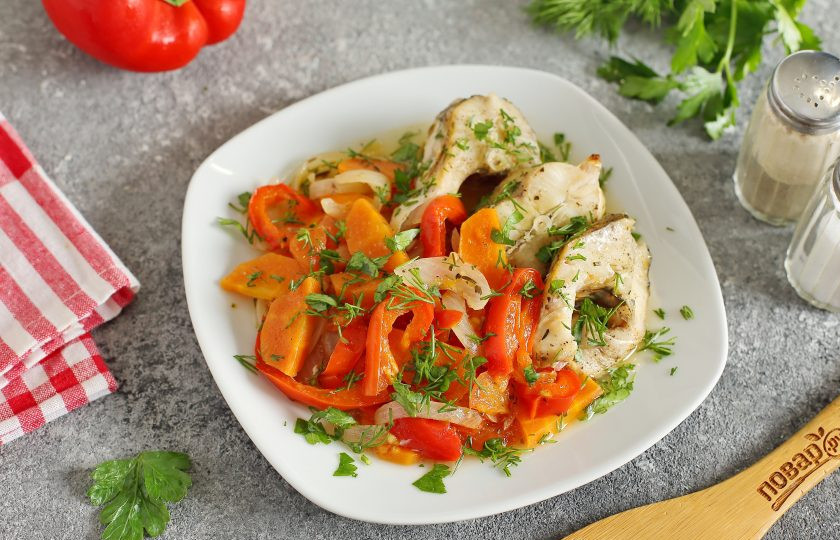 1. Этап. Рыбные стейки с овощами в духовке: Рыбные стейки с овощами в духовке готовы. Приятного аппетита!