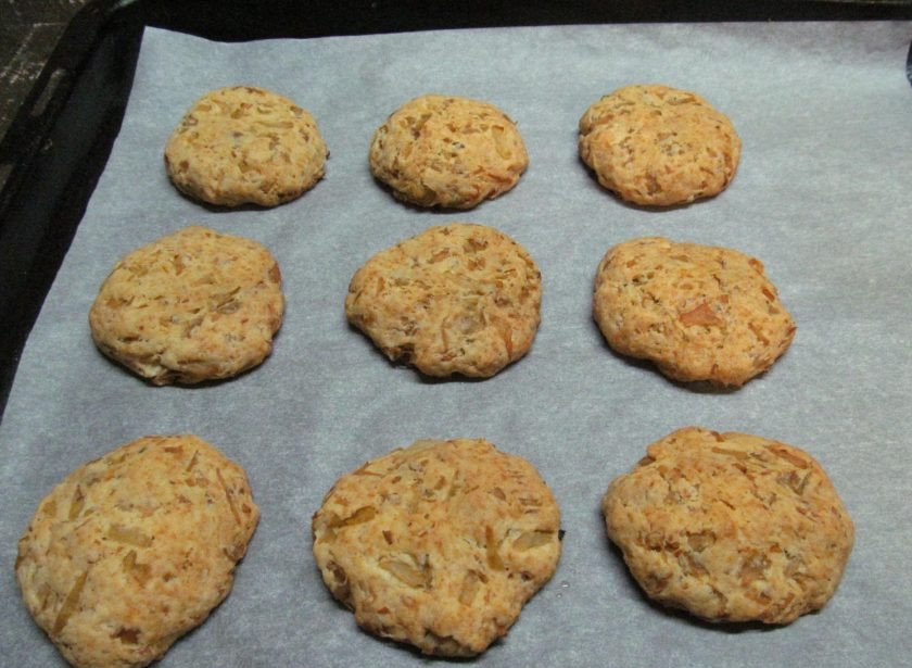 1. Этап. Капустное печенье: Нагрейте духовку до 180 градусов и выпекайте печенье 30 минут.