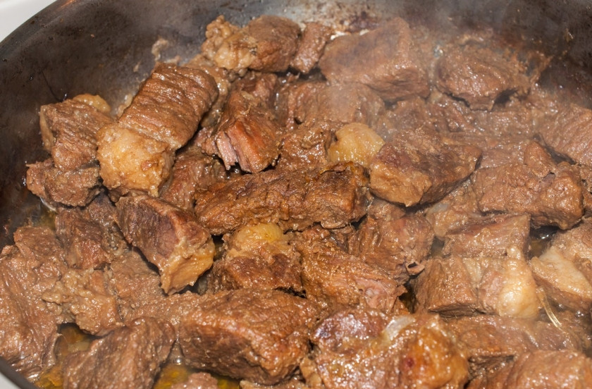 1. Этап. Говядина, жареная с луком: 2. Когда мясо станет мягким, - вылавливаем его из бульона, и отправим на хорошо прогретую сковороду с растительным маслом.