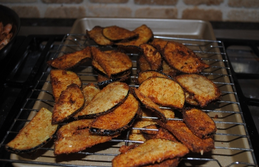 1. Этап. Чипсы из баклажанов: Выложите баклажаны на решётку или бумажную салфетку, чтобы избавиться от лишнего жира.