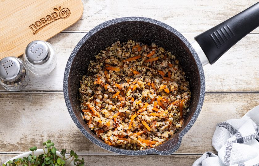 1. Этап. Гречка с киноа: Снимите с плиты кастрюлю и дайте настояться еще минут 10. Затем можно все перемешать.