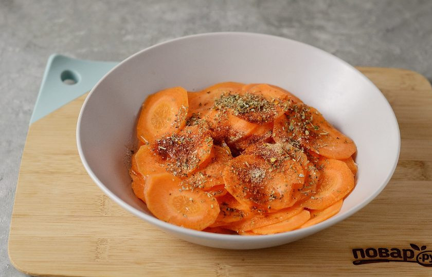 1. Этап. Вяленая морковь: Добавьте все специи, оливковое масло и жидкий дым. Перемешайте.