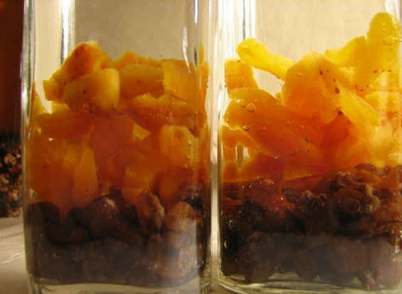 1. Этап. Настойка на сухофруктах: Для настаивания жидкости можно взять банку, бутылку и другую стеклянную емкость. Железная и пластиковая посуда для этого не подойдет. Выбирайте посуду с тем расчетом, что она должна плотно закрываться. Закладываем сухофрукты в емкости.