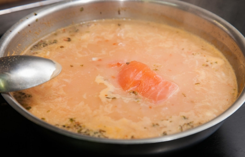 1. Этап. Суп турецкий с булгуром: Лосось и треску порежьте кубиками и добавьте в суп. Варите минут 10