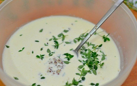 1. Этап. Куриное филе со сливками: Сливки смешайте с горчицей, выдавите в них (через чеснокодавку) чеснок, а также измельченный тимьян. Слегка посолите, поперчите и хорошо перемешайте смесь.