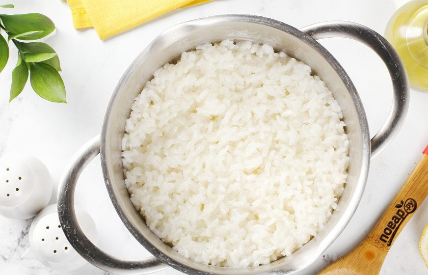 1. Этап. Котлеты из горбуши с лимоном и рисом: Добавьте 700 мл. воды, соль по вкусу и варите согласно инструкции на упаковке.