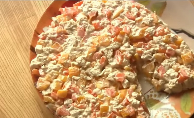 1. Этап. Салат с грибами в форме лошади: 4. Выложите салат на блюдо и сформируйте голову лошади. Смажьте майонезом, если получилось суховато.