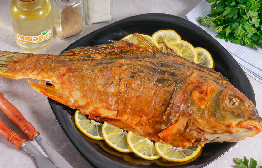 1. Этап. Карп в горчице в духовке: Выложите румяного карпа на тарелку или блюдо и смажьте растительным маслом, чтобы запеченная рыба блестела. Подайте к столу горячим.