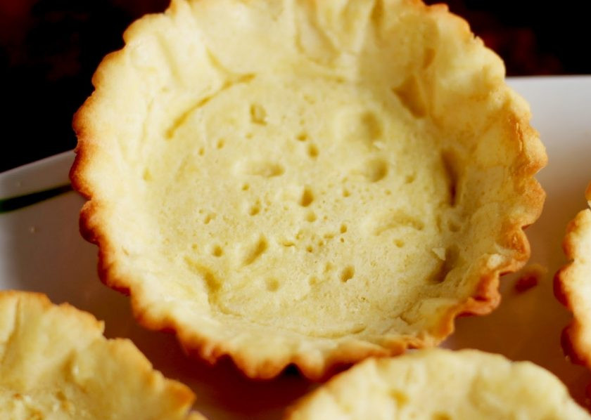 1. Этап. Корзинки с белковым кремом: 7. Затем дайте им полностью остыть и только после этого вынимайте из формы.