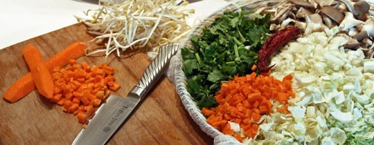 1. Этап. Овощной бульон в пароварке: Все ингредиенты, кроме пророщенной сои, произвольно нарезаем на мелкие куски. Складываем все ингредиенты (ну, кроме масла и специй) в марлю - это делается для того, чтобы овощи не упали в бульон во время приготовления.