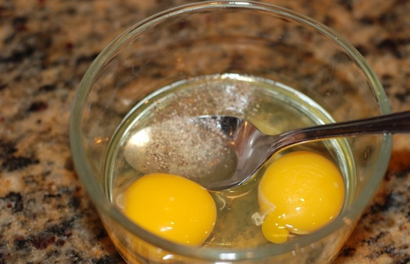 1. Этап. Куриный омлет: 3. Взбейте яйца в отдельной емкости, добавьте чеснок. Влейте яичную смесь в сковороду с мясом.