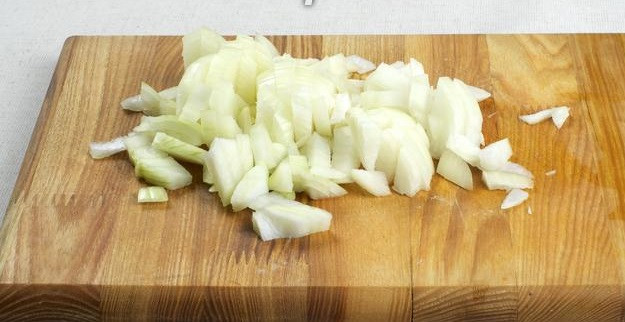 1. Этап. Красный борщ: Лук режем мелкими кубиками.