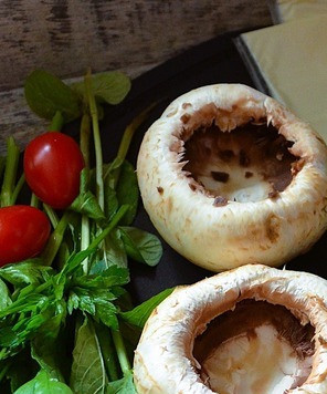 1. Этап. Шампиньоны с ветчиной и сыром: Шампиньоны вымыть, обсушить, удалить ножку и немного мякоти, слегка посолить.