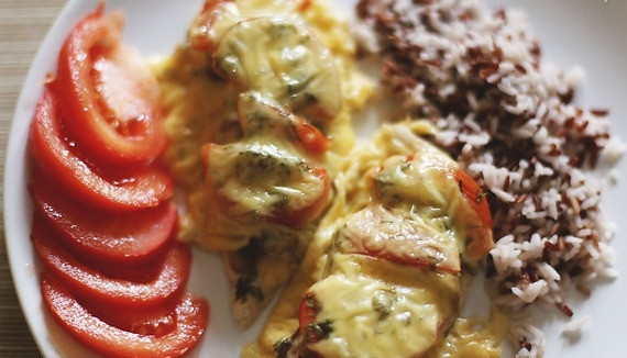 1. Этап. Куриное филе по-французски: 7. Подается куриное филе по-французски в горячем виде как самостоятельное блюдо или вместе с гарниром.