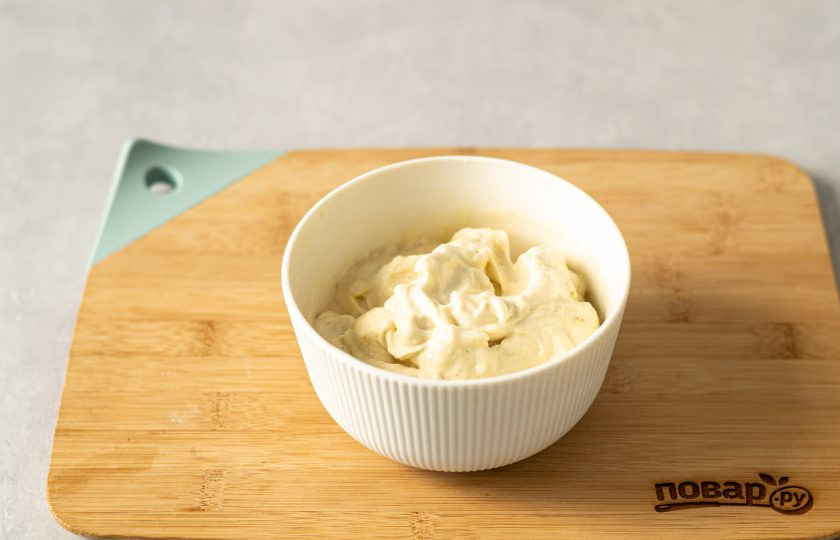 1. Этап. Домашнее мороженое без сахара: Блендером измельчите замороженные бананы вместе с лимоном до однородной консистенции.