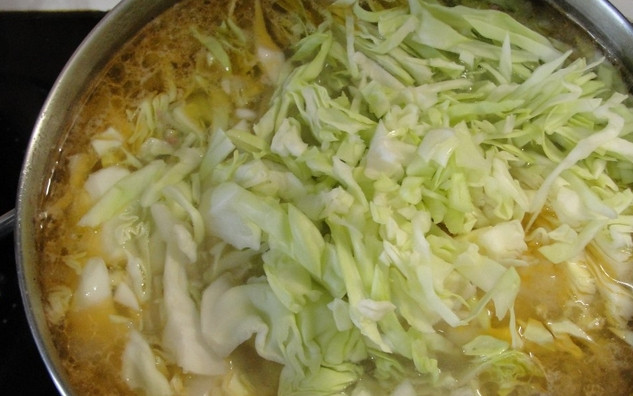 1. Этап. Быстрый супчик: 5. Вслед за картошкой почти сразу добавим капусту, они будут готовы примерно в одно и то же время.